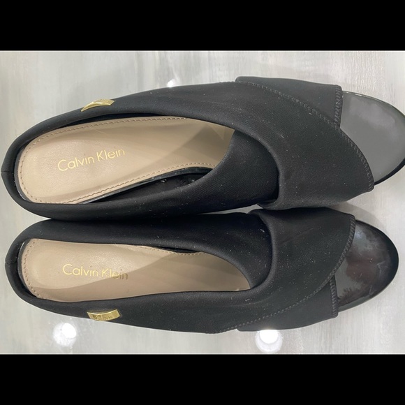 Slip on with a heal. - Picture 4 of 5